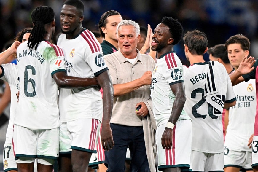 Soccer Football - LaLiga - Espanyol v Real Madrid - RCDE Stadium, Cornella de Llobregat, Spain - August 22, 2026
Real Madrid coach Jose Mourinho celebrates after the match with Real Madrid's Vinicius Junior REUTERS/Pablo Morano TPX IMAGES OF THE DAY