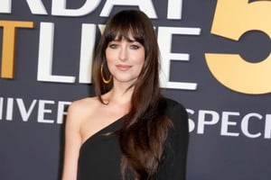 El flequillo cortina de Dakota Johnson demuestra que un toque de tijera en la zona frontal puede renovar la imagen sin alterar el largo de la melena.