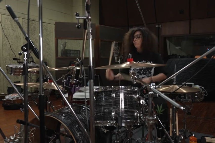 Andrea Álvarez en los Estudios ION, grabando su EP “Todo Morir”, retratada en el clip de “Dos cartuchos”.