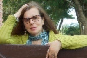Mirta Yngui, autora de "Los bastiones de Rukterian. La Rebelión". Se trata de una novela de ciencia ficción que refleja un mundo futuro absolutamente dividido y en confrontación por la supervivencia, con algunos pobladores que intentan preservar la pureza de la esencia humana pero también nuevas razas, algunas de ellas producto de la manipulación genética y el laboratorio.