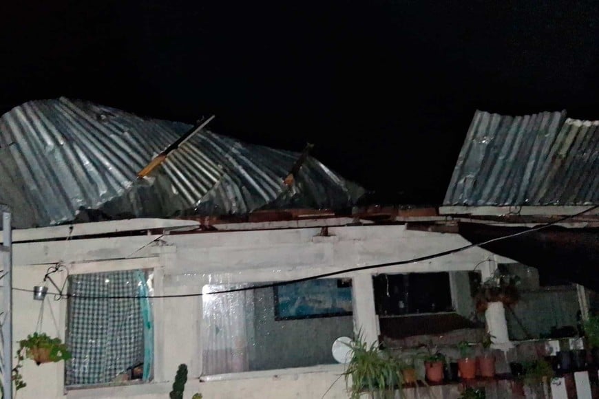 Techos volados en viviendas de Salto.