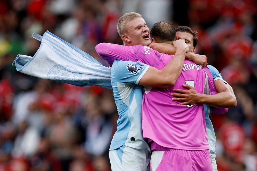 Soccer Football - Premier League - Manchester United v Manchester City - Old Trafford, Manchester, Britain - September 13, 2026
Manchester City's Erling Haaland celebrates with Gianluigi Donnarumma after the match Action Images via Reuters/Jason Cairnduff EDITORIAL USE ONLY. NO USE WITH UNAUTHORIZED AUDIO, VIDEO, DATA, FIXTURE LISTS, CLUB/LEAGUE LOGOS OR 'LIVE' SERVICES. ONLINE IN-MATCH USE LIMITED TO 120 IMAGES, NO VIDEO EMULATION. NO USE IN BETTING, GAMES OR SINGLE CLUB/LEAGUE/PLAYER PUBLICATIONS. PLEASE CONTACT YOUR ACCOUNT REPRESENTATIVE FOR FURTHER DETAILS.. TPX IMAGES OF THE DAY