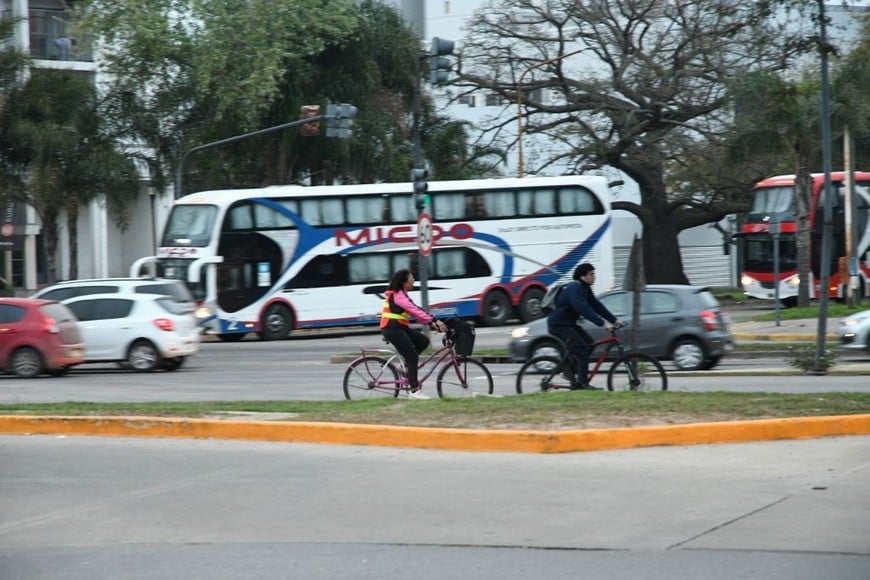 La infraestructura y la educación vial son claves para mejorar la circulación y prevenir conflictos en las calles de Santa Fe. Foto: Flavio Raina