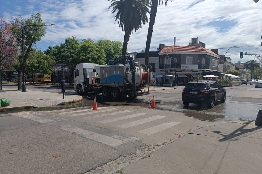Desobstrucción de la red cloacal por un derrame de líquidos esta semana en bulevar Gálvez y Alberdi. Esta es una de las zonas donde se registran problemas. Foto: Gentileza