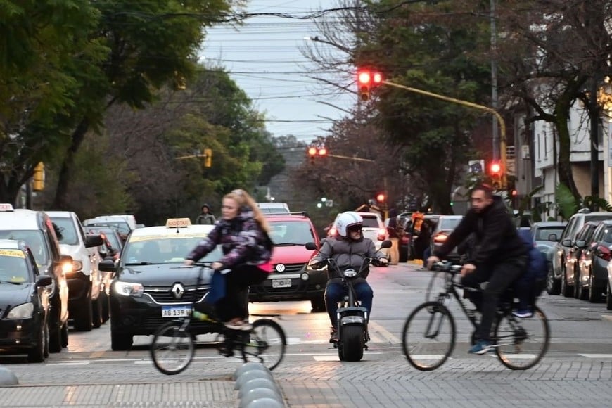 La convivencia entre ciclistas, corredores y automovilistas plantea nuevos desafíos para el tránsito en Santa Fe. Foto: Flavio Raina