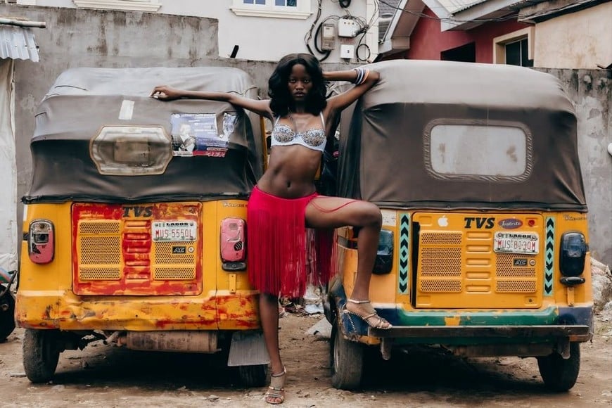 Las fachadas, calles y dinámicas cotidianas del centro económico nigeriano sirvieron de escenario para redefinir el vestuario y plantear una lectura innovadora de la alta costura.