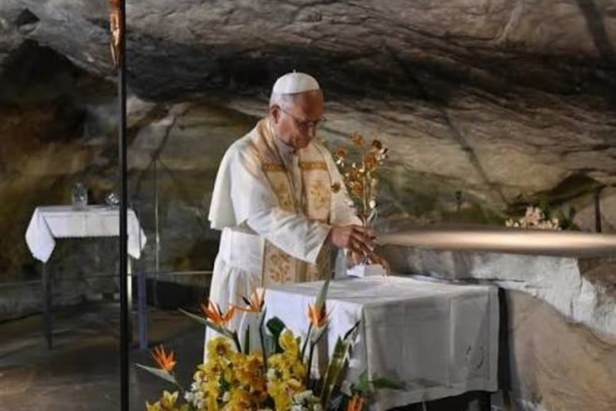El papa León XIV visitó la cueva o gruta de Massabielle, en el Santuario de Nuestra Señora de Lourdes, Francia, el 26 de septiembre de 2026, como parte de su viaje apostólico a dicho país realizado del 25 al 28 de septiembre pasados.