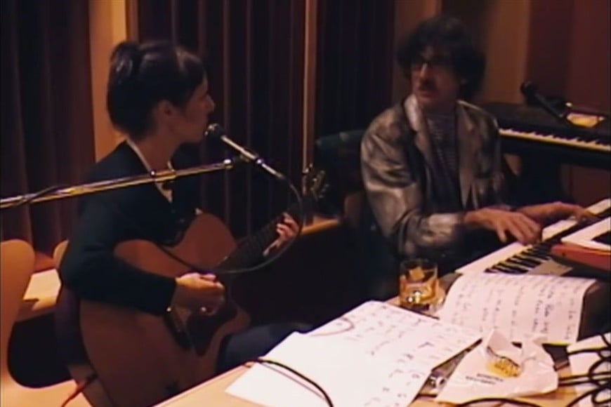 María Gabriela Epumer y Charly García en el documental “Perfume”, realizado con las filmaciones de ella