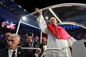 León XIV saluda a una multitud en el Stade France de París. 25 de septiembre de 2026.