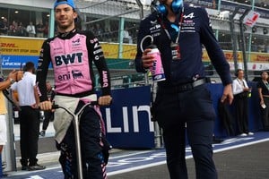 Pierre Gasly, antes del Sprint de Singapur. El francés terminó noveno y luego cuestionó la diferencia de criterio de los comisarios al recordar la sanción a Colapinto en Bakú. REUTERS/Edgar Su