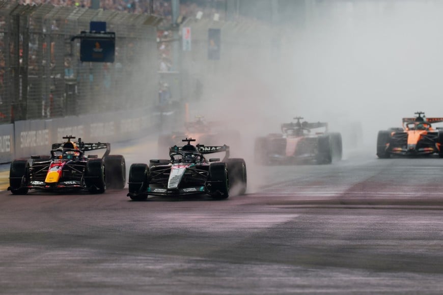 Formula One F1 - Singapore Grand Prix - Marina Bay Street Circuit, Singapore - October 10, 2026
Mercedes' George Russell and Red Bull's Max Verstappen in action at the start of the sprint race REUTERS/Edgar Su