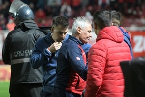 La expresión en el rostro de Madelón lo dice todo. Así se fue de la cancha después del 0-2 ante Defensa y Justicia.