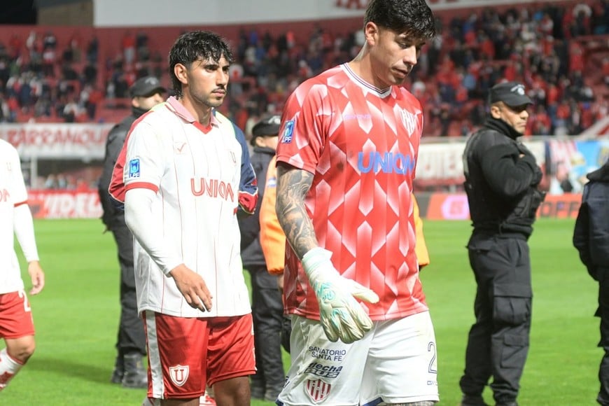 Mansilla tuvo dos atajadas en el cierre del partido que evitaron la goleada. Detrás suyo, el uruguayo Rocha.