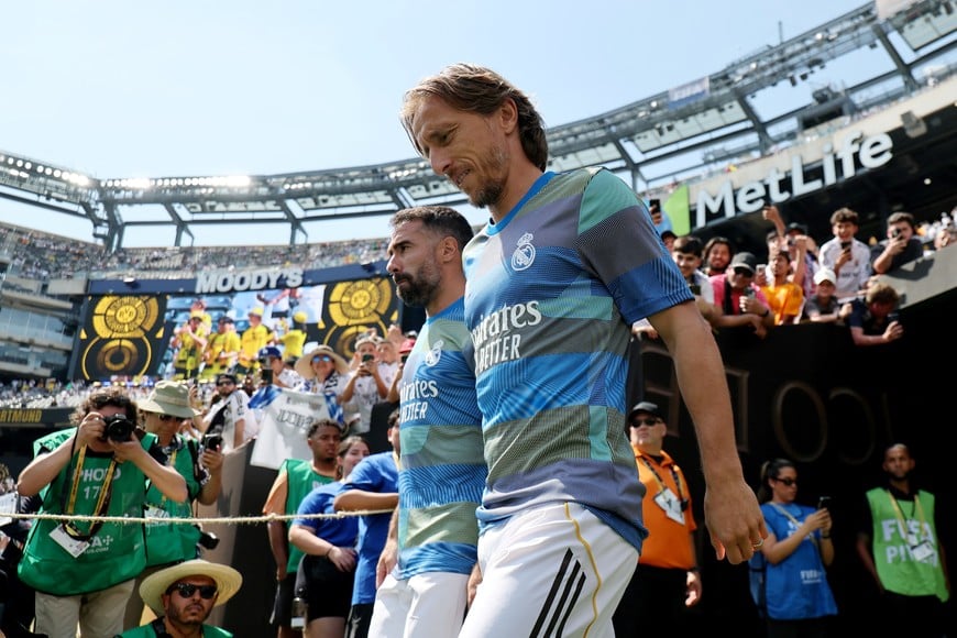 Soccer Football - FIFA Club World Cup - Quarter Final - Real Madrid v Borussia Dortmund - MetLife Stadium, East Rutherford, New Jersey, U.S. - July 5, 2025
Real Madrid's Dani Carvajal and Luka Modric during the warm up before the match IMAGN IMAGES via Reuters/Vincent Carchietta