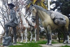 Monumento a Aimé Tschiffely, Gato y Mancha en Ayacucho. provincia de Buenos Aires.