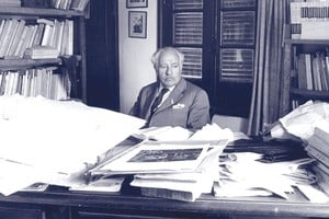 El historiador y artista en su hábitat, rodeado de papeles. Foto: Archivo El Litoral