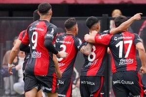 "Todos juntos", pidió el DT. Foto: Fernando Nicola.