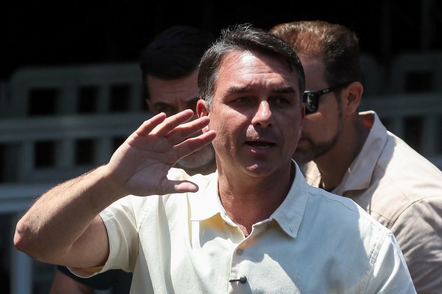 Brazilian presidential candidate Flavio Bolsonaro of the Liberal Party (PL) waves as he arrives to attend a campaign event, ahead of the runoff election, in Rio de Janeiro, Brazil October 9, 2026. REUTERS/Pilar Olivares