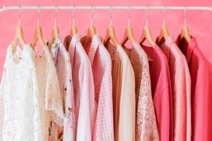 Desde los tonos pastel hasta el fucsia, este color aporta personalidad a cualquier conjunto.