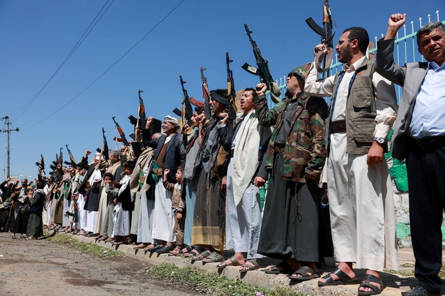 Houthi supporters carry weapons as they gather in solidarity with the movement as fighting intensifies across several fronts, in Sanaa, Yemen, October 7, 2026. REUTERS/Mohammed al-Mahdi
TPX IMAGES OF THE DAY