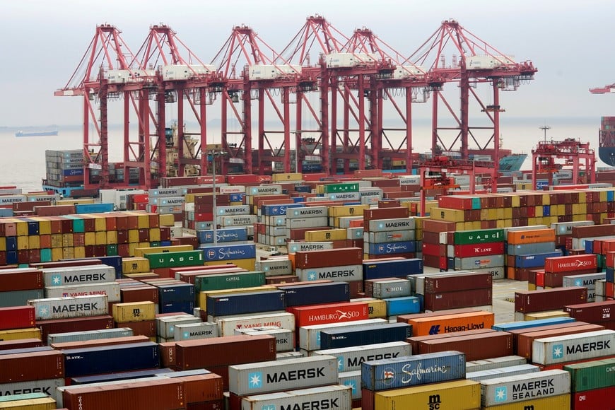 FILE PHOTO: Containers are seen at the Yangshan Deep Water Port in Shanghai, China April 24, 2018. REUTERS/Aly Song/File Photo china shanghai china puerto de shanghai