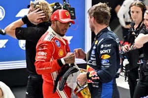 Max Verstappen saluda a Lewis Hamilton tras quedarse con la pole en Singapur. El piloto de Ferrari terminó tercero en la clasificación. REUTERS/Caroline Chia