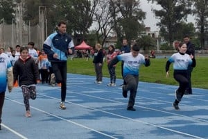 Chiaraviglio con los más chicos en la Copa Santa Fe de Atletismo.