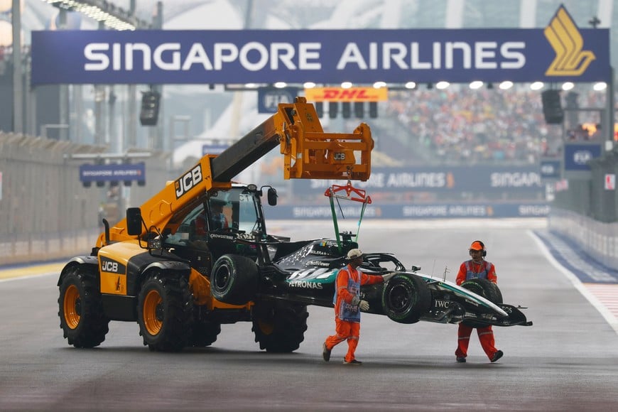 Formula One F1 - Singapore Grand Prix - Marina Bay Street Circuit, Singapore - October 10, 2026
Marshals tow the car of Mercedes' George Russell during the sprint race REUTERS/Edgar Su
