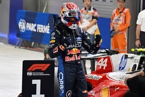 Max Verstappen logró la pole en Singapur con 54 milésimas de ventaja sobre Leclerc.