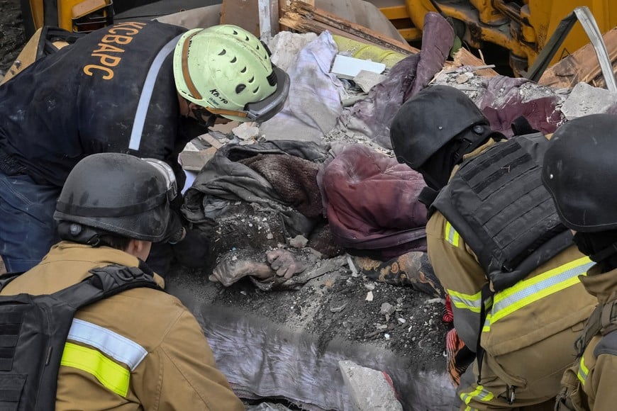 SENSITIVE MATERIAL. THIS IMAGE MAY OFFEND OR DISTURB Rescuers extricate the body of a killed person found under debris of an apartment building damaged during a Russian air strike, amid Russia's attack on Ukraine, in Zaporizhzhia, Ukraine October 10, 2026. REUTERS/Stringer