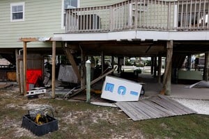 Equipos dañados tras el paso del huracán Isaias en Pensacola Beach, Florida. REUTERS/Marco Bello