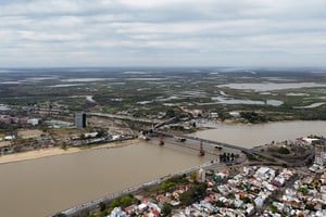 La capital provincial se encuentra en una planicie aluvial, entre los valles de inundación de los ríos Paraná y Salado, en un entorno de lagunas, riachos, bañados y otros ambientes asociados al sistema fluvial.

Fernando Nicola.