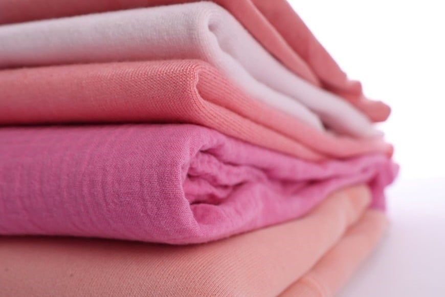 El rosa puede incorporarse al vestuario mediante prendas y accesorios.