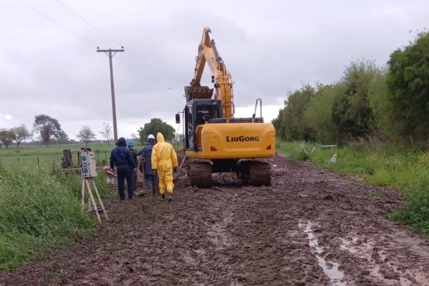 Las tareas para reparar el acueducto de Desvío Arijón continúan con maquinaria pesada pese a las lluvias.