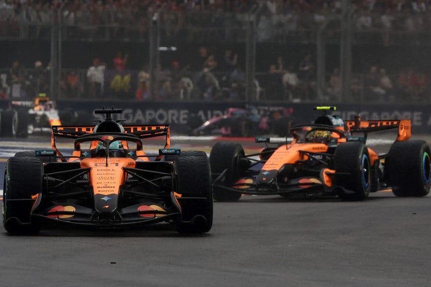 Formula One F1 - Singapore Grand Prix - Marina Bay Street Circuit, Singapore - October 10, 2026
McLaren's Oscar Piastri and Lando Norris in action during the sprint race REUTERS/Jakub Porzycki