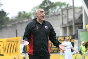 La queja de Iván Delfino en un momento del partido. El técnico sabalero se fue conforme, en parte, con el resultado y el rendimiento. Crédito: Gustavo Autalan.