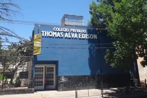 Creación y difusión de imágenes falsas de compañeras desnudas