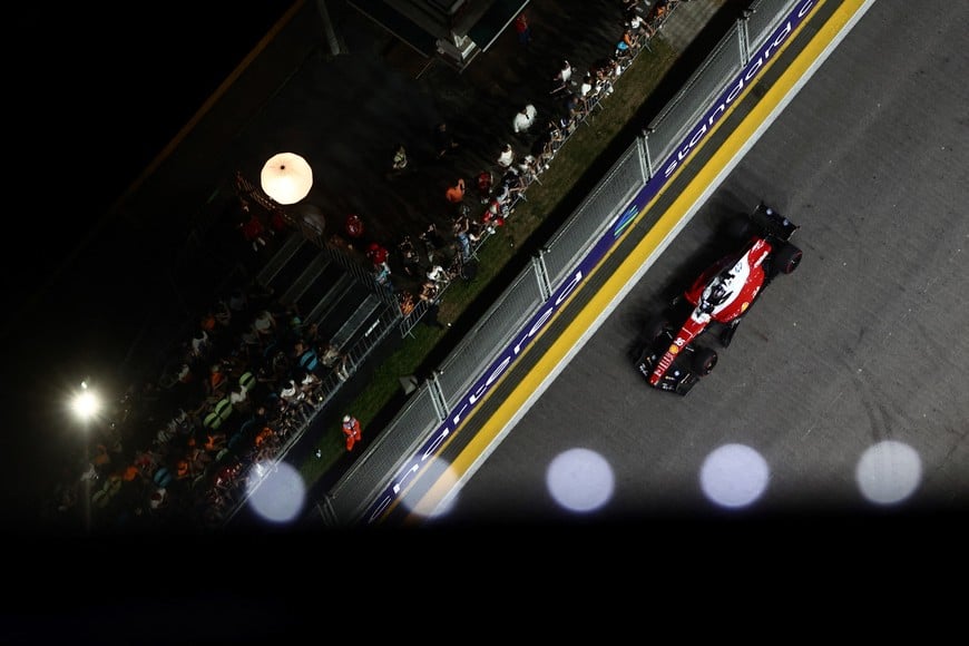 Formula One F1 - Singapore Grand Prix - Marina Bay Street Circuit, Singapore - October 11, 2026
Ferrari's Charles Leclerc in action during the race REUTERS/Jakub Porzycki