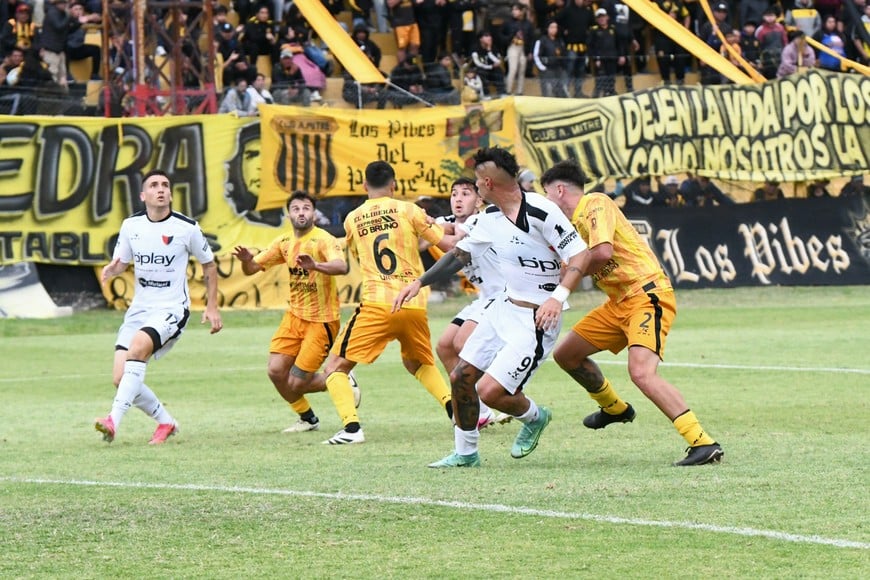 Colon vs Mitre Fecha 33 Primera Nacional 11 de octubre de 2026. Crédito: Gustavo Autalan.