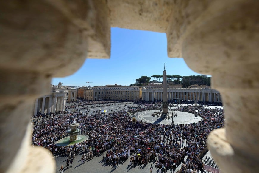 Faithful gather as Pope Leo (not pictured) leads the Angelus prayer from the window of the Apostolic Palace at the Vatican, October 11, 2026. Vatican Media/Elisabetta Trevisan/­Handout via REUTERS    ATTENTION EDITORS - THIS IMAGE WAS PROVIDED BY A THIRD PARTY.
