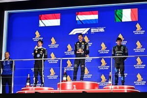 Max Verstappen celebra su primera victoria en el GP de Singapur junto a Charles Leclerc, segundo, y Kimi Antonelli, tercero. El neerlandés completó un fin de semana perfecto en Marina Bay. REUTERS/Caroline Chia