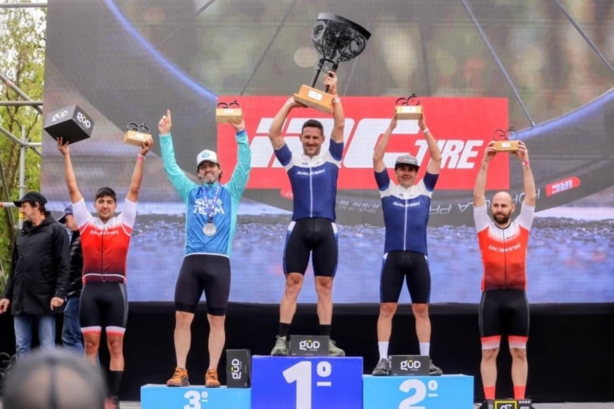 El podio del los 129 km del Gran Fondo Buenos Aires