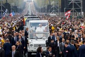 El papa León saluda desde el papamóvil en la avenida de los Campos Elíseos de camino a la Plaza de la Concordia para celebrar una misa al aire libre, durante su viaje apostólico de cuatro días a Francia, en París, Francia, el 26 de septiembre de 2026. REUTERS/Remo Casilli