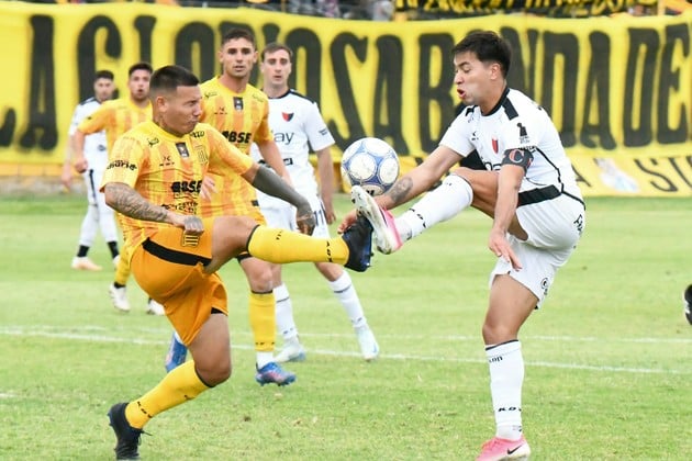 Colón batalló en Santiago del Estero y se trajo un empate ante Mitre. Foto: Gustavo Autalan.