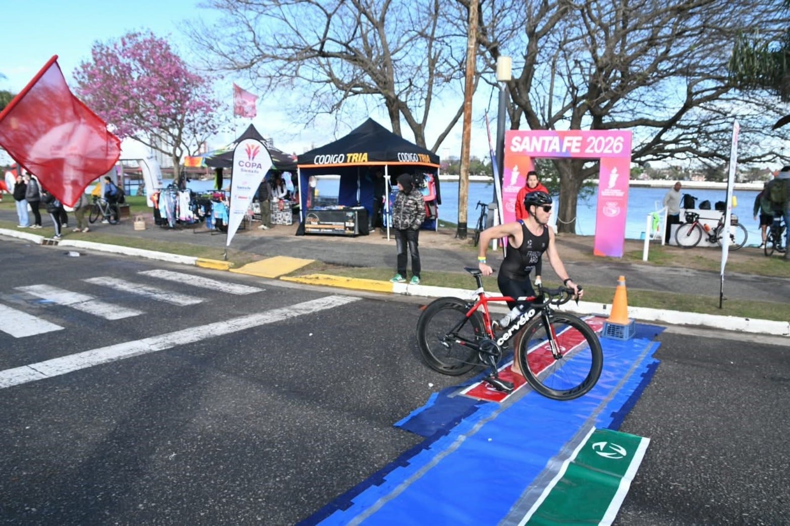 La Costanera Este de Santa Fe recibió a 105 atletas de 18 países que compitieron en la Copa Continental de Triatlón.