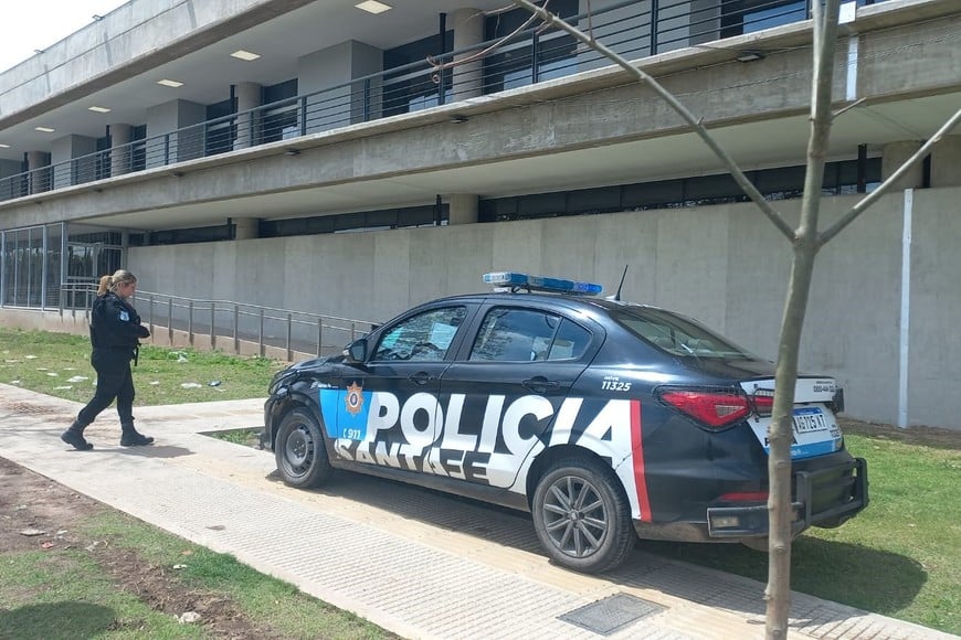hallan muerto frente al H. de Niños