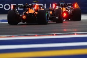 Oscar Piastri y Lando Norris durante el Sprint de Singapur. El campeón del mundo pidió disculpas a McLaren por el choque con su compañero en la última vuelta. Foto: REUTERS/Edgar Su