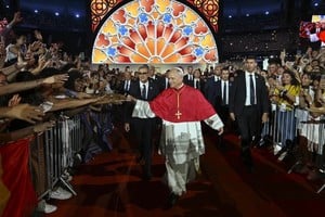 25 de septiembre de 2026, el papa León XIV recibe una sorprendente e impactante bienvenida en un Stade de France colmado por unas 80.000 personas, en su gran mayoría jóvenes. Un evento pastoral extraordinario.
