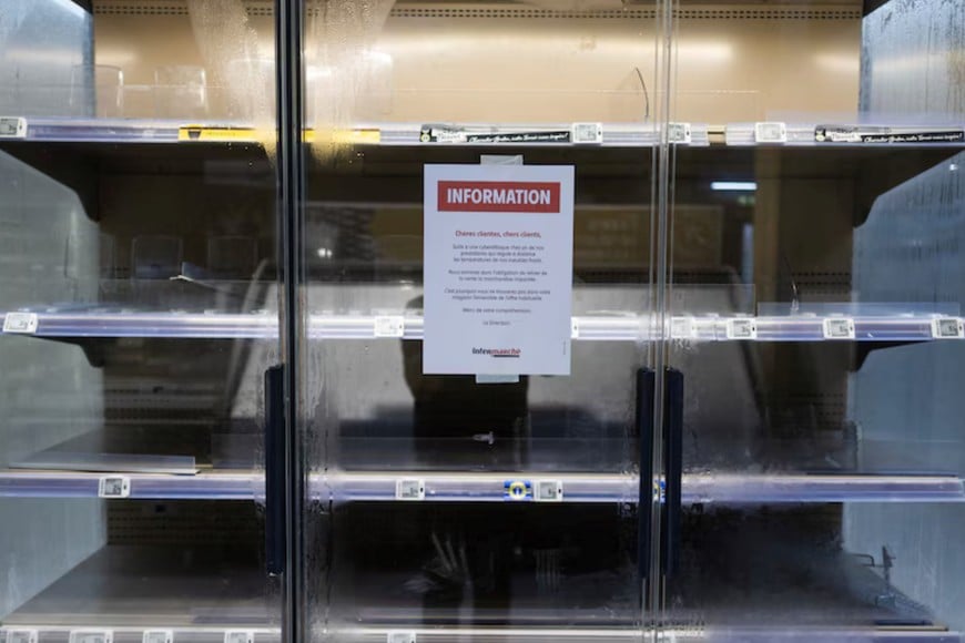 Vitrinas y heladeras fuera de servicio en supermercados franceses luego de la alteración remota de temperaturas.