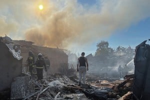 An injured man stands amid rubble as firefighters work at the site of his house hit by a Russian air strike, amid Russia's attack on Ukraine, in Kharkiv, Ukraine October 11, 2026. Picture taken with a mobile phone. REUTERS/Volodymyr Pavlov